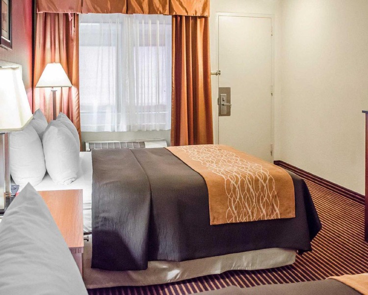One bed in room at Hotel Hanna