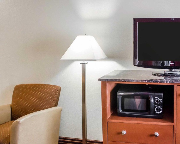 Tv and lamp in room